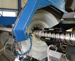 An extruder screw is whirled on a Weingärtner Pick-up 700 whirling machine